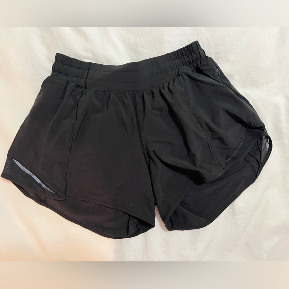 Lululemon black hotty hot shorts 4" size 6